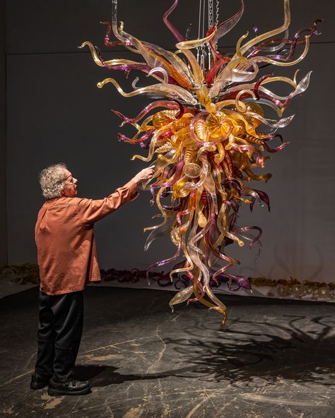 “To this day, I have never gotten over the excitement of molten glass…the process is so wonderfully simple, yet so mystifying.”—#Chihuly   Chihuly reviewing “Iris Gold and Garnet Chandelier” at Chihuly Studio in Seattle (2022), now on view at Biltmore Estate.  © Chihuly Studio  ____________________ #DaleChihuly #ChihulyGlass #Glass #GlassArt #Glassblowing #Art #FineArt #Chandelier #ChihulyChandelier #Iris #Garnet #Studio #Gold #Biltmore #BehindTheScenes Glass Blowing Art, Chihuly Chandelier, Hide Video, Brooklyn Botanical Garden, Seattle Art, Dale Chihuly, Biltmore Estate, Blown Glass Art, Show Video