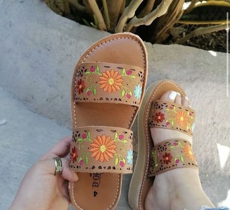 Kids Summer Shoes, Mexican Huaraches, Mexican Shoes, Mexican Sandals, Shoes For Summer, Pretty Shoes Sneakers, Expensive Shoes, Cute Shoes Heels, Comfortable Walking Shoes