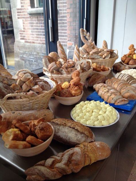 Bread Grazing Table, Bread Table Wedding, Bread Wedding Table, Bread Themed Party, Bread Station Buffet, Wedding Bread Table, Wedding Bread Table Ideas, Bread Table Ideas, Bread Platter Display