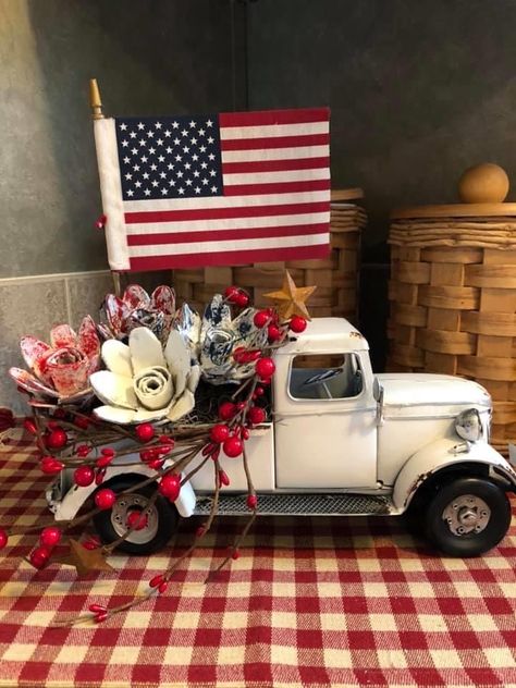 Metal Truck Decor Ideas, Fouth Of July Crafts, Red Truck Decor, Americana Crafts, Memorial Day Decorations, Truck Decor, 4th July Crafts, White Truck, July Ideas