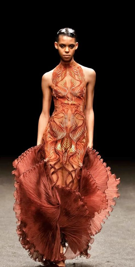 Iris Van Herpen Couture, Runway Fashion Couture, Valentino Couture, Iris Van Herpen, Chanel Couture, Dior Couture, Couture Week, Moda Vintage, Fantasy Fashion