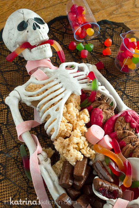 Make this Halloween Dessert Table for your next party. It's quick and easy and it makes for a sweet centerpiece! Creepy Halloween Desserts, 50s Halloween, Snack Halloween, Halloween Dessert Table, Spooky Halloween Desserts, Läskig Halloween, Dessert Halloween, Postres Halloween, Bolo Halloween