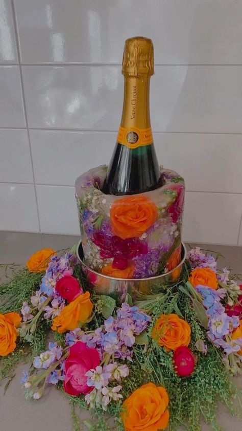 Ice Champagne Bucket, Ice Bucket With Flowers Inside, Floral Champagne Ice Bucket, Diy Champagne Cooler, Ice Bucket Mold Ideas, Champagne Ice Bucket With Flowers, Champagne Bucket Ideas, Champagne Ice Mold, Champagne Bucket Decor