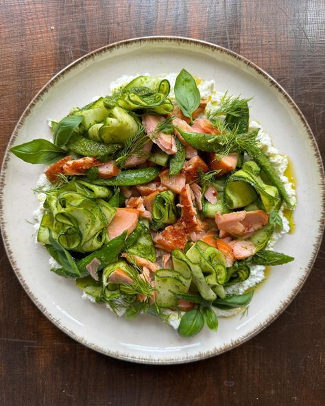 One for a scorcher of a day! Hot smoked salmon with sugar snaps and ribbons of fresh courgette dressed in a herby vinaigrette on ricotta. Fully obsessed with this salad, it’s fresh, it’s crunchy, it’s bloody pretty and it’s really rather delicious. 🥗 Wegovy Diet, Breastfeeding Meal Plan, Carnivorous Diet, Summer Lunch Ideas, Keto Broccoli Salad, Deficit Meals, Beginners Recipes, Hot Smoked Salmon, Plan Black