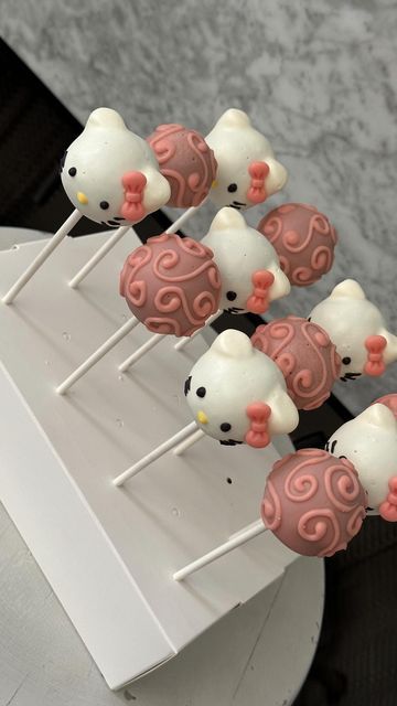 kimmy 🍰 on Instagram: "starting to get the hang of cake pops 🙈 pls comment any tips if you have any 💗
•
•
•
#cakepops #hellokitty #hellokittybakes #hellokittycakepops #hkcakepops #beginnerbaker" Cake Pops Valentines, Simple Cake Pops, Cake Pops Cute, Cake Pops Designs, Fancy Cake Pops, Kitty Recipes, Kitty Cake Pops, Holiday Cake Pop, Valentine Cake Pop