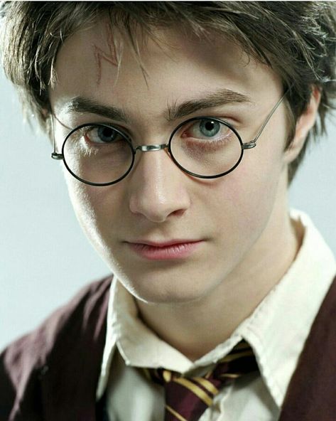 Daniel Radcliffe Daniel Harry Potter, Harry Potter Scar, Harry Potter Portraits, Young Harry Potter, Daniel Radcliffe Harry Potter, Buku Harry Potter, Harry Potter Icons, Neville Longbottom, Harry Potter Images