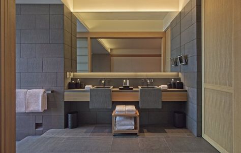 Aman Tokyo | Kerry Hill Architects Aman Tokyo, Kerry Hill Architects, Luxury Bathroom Master Baths, Luxury Master Bathrooms, Tokyo Hotel, Bad Inspiration, Hotel Bathroom, Hotel Interiors, Bathroom Spa