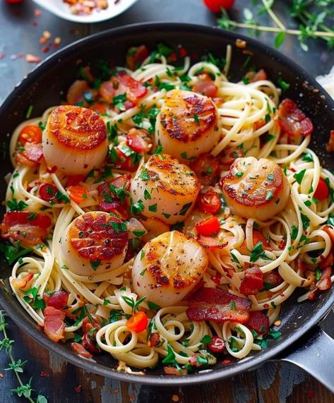 Scallop Spaghetti, Spaghetti With Bacon, Chicken Tortellini Soup, Garlic Cream Sauce, Creamy Garlic Sauce, Gourmet Dinner, Classic Italian Dishes, Scallop Recipes, Creamy Garlic