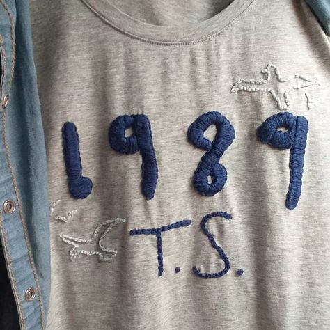 1988 Outfits Taylor Swift, Taylor Swift 1989 Embroidery, Taylor Swift Inspired Shirts, Taylor Swift Diy Shoes, Taylor Swift T Shirts Ideas, Taylor Swift Embroidery Ideas Clothes, Diy Taylor Swift Merch, Taylor Swift Diy Shirt, Taylor Swift Embroidery Pattern