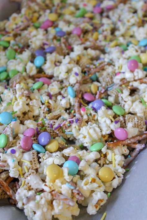 Bunny bait Easter Trail Mix, Bunny Bait Recipe, Easy Easter Snacks, White Chocolate Snack Mix, Easter Snack Mix, Chocolate Snack Mix, Easter Popcorn, Easter Food Appetizers, Bunny Bait