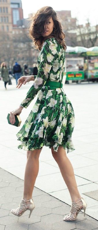 Spring street style | Green printed dress Floral Print Dress Summer, Spring Floral Dress, Cooler Look, Outfit Trends, Mode Inspiration, Green And White, Look Fashion, Passion For Fashion, Pretty Dresses