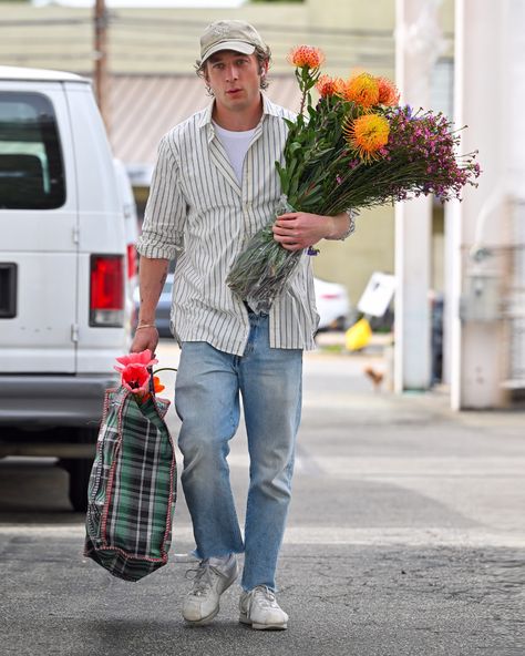 A man who can do both: from Saint Laurent suits to casual farmer's market fits, Jeremy Allen White had a jam-packed weekend in style. Link in bio.