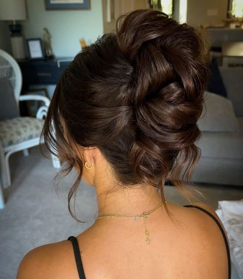 Joanna Marie on Instagram: "THE VIRAL BRIDAL UPDO circa 2023 ISSS BAACCKKKK💍 ➡️SWIPE for my iconic wedding hair MVPs & SAVE for bridal hair INSPO! 🙌🏼 🙌🏼
.
Details are linked on my LTK ! (Link in bio!) 🛍️✔️
.
.
🙌🏼To be fair this wedding updo hairstyle has been pushing its way thru 2024 bride Pinterest boards but I haven’t done on a bride in a bit! 😍😍
.
💕Dare I say it’s still my favorite??!! HBU? 
#weddingupdo #bridehairstyle #bride #weddinghairstyles #weddinghair #weddinghairinspo" French Twist With Veil, Bridal Updo French Twist, Veil With French Twist, Bridal Hair French Twist With Veil, Glam Bridal Hair Updo, Veil Placement Updo, French Twist Wedding Hair, Modern French Twist Updo Wedding, Voluminous Bridal Updo