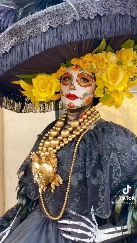 Mexican Halloween Costume, Catrina Costume, Mexican Halloween, Sugar Skull Costume, Sugar Skull Artwork, Hispanic Culture, Sugar Skull Art, Fantasias Halloween, Fall Halloween Decor