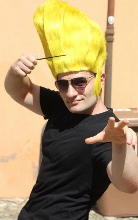 Johnny Bravo Costume, Johnny Bravo Aesthetic, Johnny Bravo Cosplay, Jhony Bravo Cartoon Wallpaper, Meme Day Costumes, Meme Costume For Halloween, Bday Dress, Fiesta Halloween, Johnny Bravo