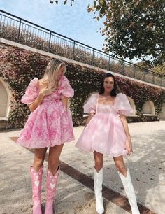 Hslot Outfit Ideas, White Cowboy Boots, Taylor Swift Tour Outfits, Looks Country, Pink Retro, Concert Fits, Retro Shoes, Cowboy Cowgirl, Girl Gang