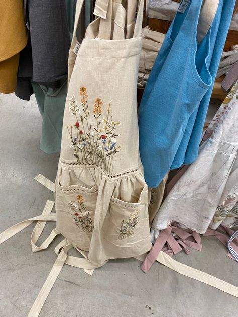 Aesthetic Apron Design, Embordery Apron, Floral Embroidery Apron, Cottage Core Apron, Aesthetic Apron, Apron Aesthetic, Cottagecore Apron, Embroidery Aprons, Christmas Gift Inspiration