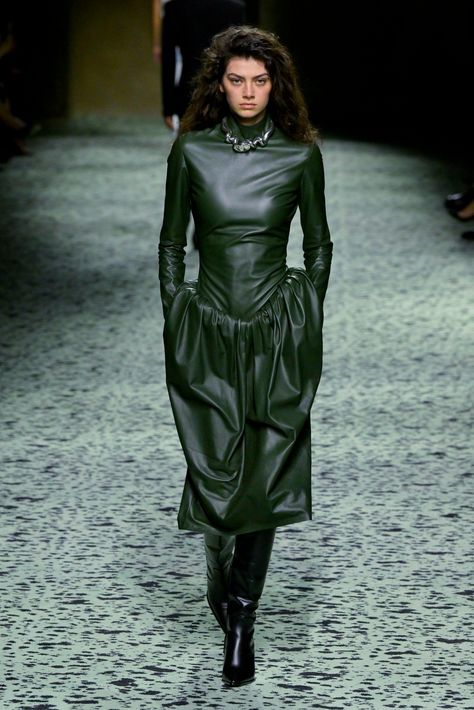 Green Runway, Types Of, Fashion Bible, Studio Poses, Black Leather Dresses, Winter 23, Uni Outfits, Student Fashion, 2023 Fashion