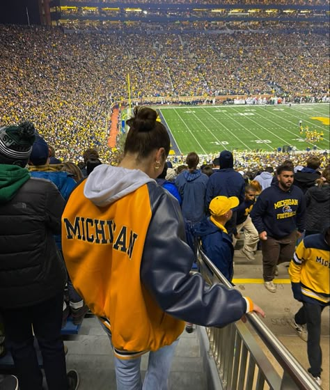 Michigan College Football, University Of Michigan Football Outfits, Michigan Aesthetic Outfits, University Of Michigan Clothes, Fits For Football Games, Michigan College Aesthetic, U Of Michigan, University Of Michigan Outfit, Cold Weather Game Day Outfit College