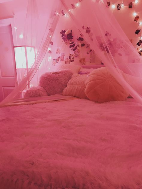 Pink Bed Canopy Aesthetic, Maddie Perez Bedroom, Pink Canopy Bed Aesthetic, Pink Bed Aesthetics, Fluffy Bed Aesthetic, Canopy Bed Pink, Pretty Pink Room, Lovecore Bedroom, Pink Canopy Bed