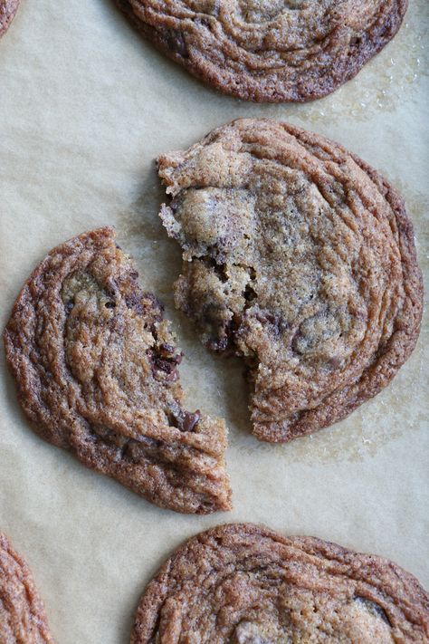 Cinnamon Chocolate Chip Cookies!! If you love cinnamon, you have to give these cookies a try! These add a nice festive touch of cinnamon spice and are so good! Crispy edges and a chewy center, these are perfection! Cinnamon Chocolate Chip Cookies, Chocolate Chip Cookies Crispy, Healthy Nutrition Plan, Mom Recipes, Cinnamon Cookies, Roll Cookies, 140 Pounds, Cinnamon Spice, Chocolate Cinnamon