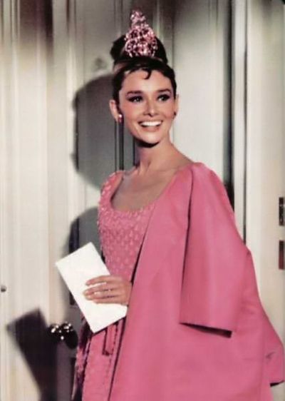 Audrey Hepburn, Breakfast at tiffany's outfits | Breakfast at Tiffany's, pink party dress | sparkle party Audrey Hepburn Outfit, Holly Golightly, Audrey Hepburn Style, I Believe In Pink, Paris Chic, Vivien Leigh, Natalie Wood, Hepburn Style, Katharine Hepburn