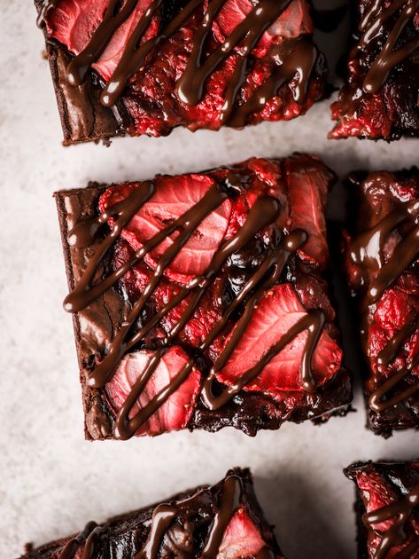 Chocolate Strawberry Brownies - Sugared & Stirred Chocolate Covered Strawberries Brownies, Chocolate Dipped Strawberry Brownies, Brownie With Strawberries, Vegan Strawberry Brownies, Strawberry Brownie Recipes, Strawberry Chocolate Brownies, Chocolate Covered Strawberry Brownies, Strawberry Chocolate Dessert Recipes, Brownies With Toppings