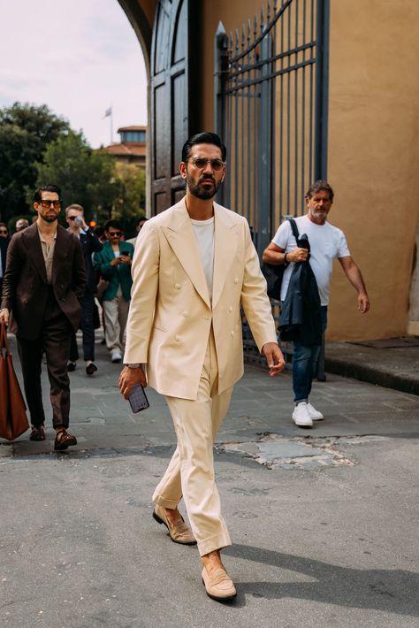 Street Style Suit Men, Cocktail Dresscode, Gentleman Mode, Linen Suits For Men, Pitti Uomo Street Style, 2024 Menswear, Street Cats, Spring Suit, Suits Men