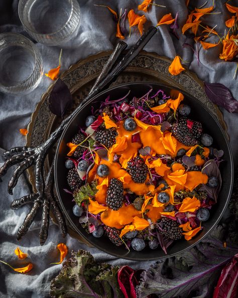 Purple Halloween Desserts, Samhain Meals, Purple Appetizers, Spooky Salad, Spooky Halloween Food Ideas, Witchy Food, Halloween Salad, Easy Recipes For Kids, Purple Kale