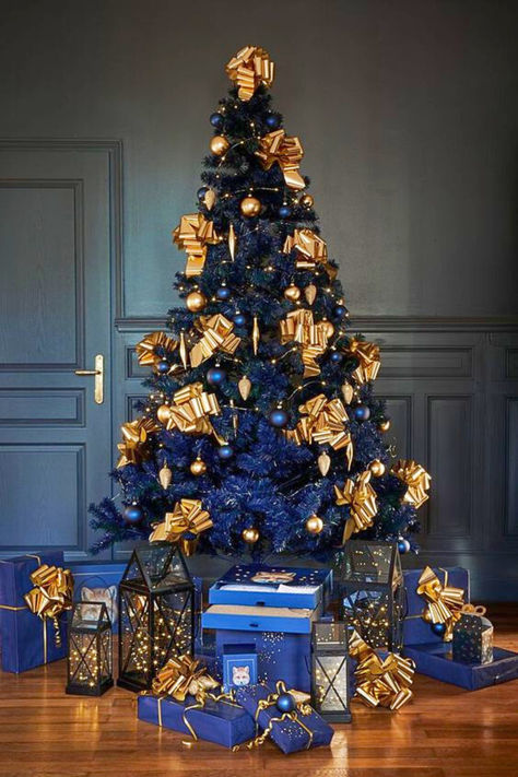 Black White And Gold Christmas Tree
#MonochromeMagic #GlamorousDecor #BlackWhiteGold #ChicChristmas #LuxuryDecor #TimelessElegance #GoldenTouches #HolidayInspiration #ClassyChristmas #ModernChristmas #HolidayHome #ChristmasMagic #Christmascoming #Holidays Black White And Gold Christmas, White And Gold Christmas, Blue Christmas Tree Decorations, Christmas Tree Decorating Themes, Dark Christmas, Elegant Christmas Trees, Blue Christmas Tree, Black White And Gold, Christmas Tree Decorations Diy