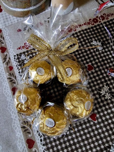 Ferrero Rocher Christmas wreath Lindor Christmas Wreath, Chocolate Wreath Diy, Ferraro Rocher Wreaths, Christmas Favours Ideas, Ferrero Rocher Wreath, Christmas Grams, Ferrero Rocher Gift Ideas, Ferrero Rocher Christmas, Chocolate Wreath