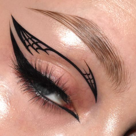 Makeup Looks Graphic Liner, Halloween Graphic Liner, Eyeliner Idea, Demon Makeup, Eyeliner Designs, Cute Eye Makeup, Super Shock, Halloween Eye Makeup, Graphic Makeup