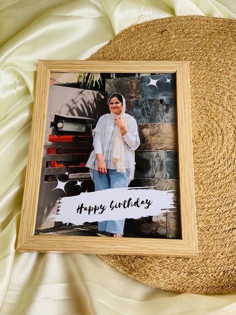 Single Photo Frame Ideas, Bday Background, Diy Resin Gifts, Gallery Frame Set, New Photo Frame, Single Pic, Fairy House Crafts, Diy Photo Book, Wedding Card Frames