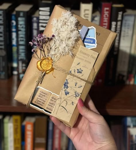 Book Care Package, Diy Gifts For Book Lovers, Book Gift Basket Ideas, Book Gift Basket, Book Basket, Book Swap, Happy Birthday Cards Handmade, Reading Slump, Blind Date With A Book