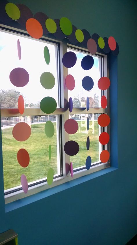 Classroom Window Decorations, Classroom Window, Kids Backyard Playground, School Kids Crafts, Preschool Rooms, Welcome To School, Toddler Classroom, Toddler Education, Paper Flowers Craft