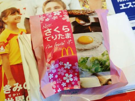 #mcdonalds #sakura #design Snacks Japonais, Black Bg, Cute Snacks, Pink Foods, Japan Aesthetic, Japanese Snacks, Kawaii Food, Food Obsession, Cafe Food