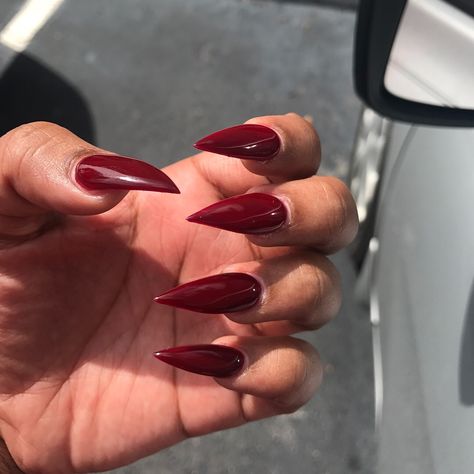 Maroon Nails #nailart #stilettoshape #longnails #rednails #gelnails Maroon Stiletto Nails, Maroon Acrylic Nails, Red Stiletto Nails, Acrylic Nails Stiletto, Nail Red, Dark Ombre, Dark Red Nails, Long Stiletto Nails, Maroon Nails