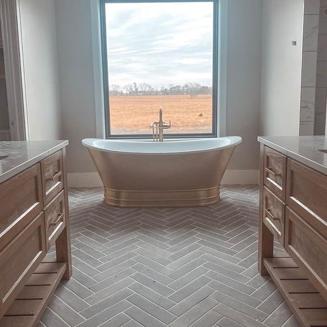 Down Home DeBoers (@downhomedeboers) • Instagram photos and videos Down Home Deboers, Farm Glam Decor, Chelsea Deboer House Decor, Chelsea Houska, Chelsea Deboer, Oak Bathroom, Building House, House Bedrooms, Chelsea House