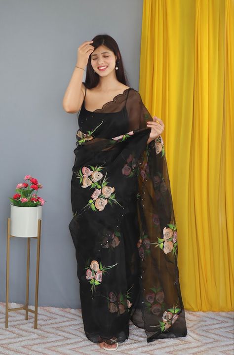 Black Organza Saree, Plus Size Lehenga, Saree Black, Saree Petticoat, Trendy Outfits Indian, Saree Poses, Organza Wedding, Print Saree, Organza Sarees