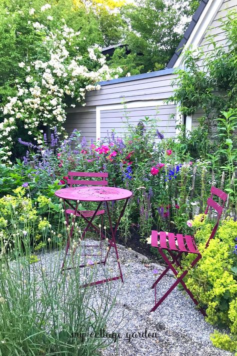 Best ideas for a perfect garden seating area. Create your own favorite place to sit and dream in your romantic cottage garden. Seating places Cottage Garden Seating, Rambling Roses, Garden Sitting Areas, Garden Desig, Rose Garden Design, Garden Seating Area, Cottage Garden Design, Cottage Garden Plants, English Cottage Garden