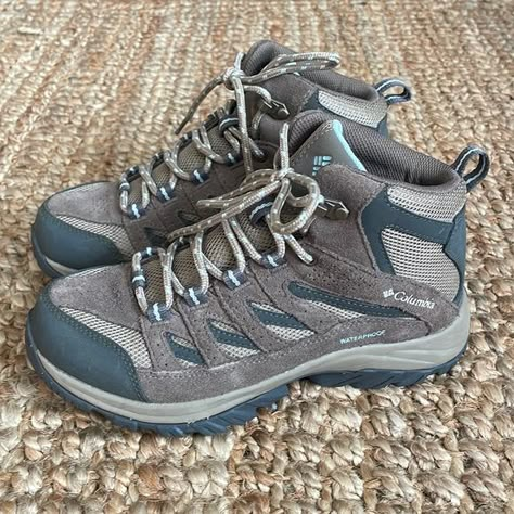 Columbia Hiking Shoes Trekking Photos, Columbia Hiking Shoes, Columbia Hiking Boots, Hiking Dress, Workout Closet, Hippy Vibes, Columbia Boots, Trashy Outfits, Hiking Fits