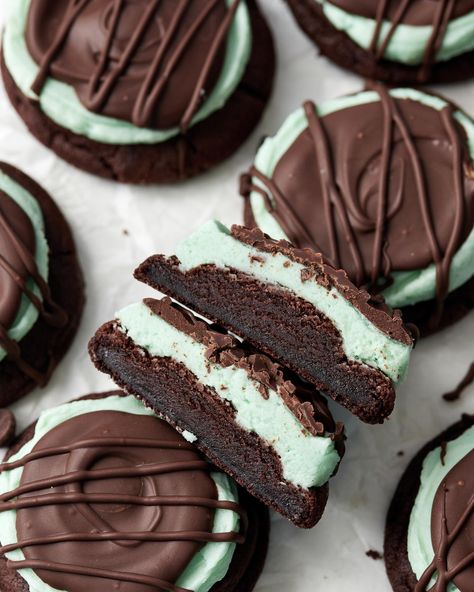 Mint Chocolate Cookies have a chewy chocolate cookie base, and thick and creamy mint frosting, topped with a rich chocolate ganache! Yummy Desserts Videos, Ande Mint Cookies, Mint Cream Biscuits, Thick Cookies How To Make, Crumbl Cookies Christmas, Chocolate Mint Recipes, Chocolate Mint Desserts, Thick Cookie Recipes, Mint Cookies Recipe