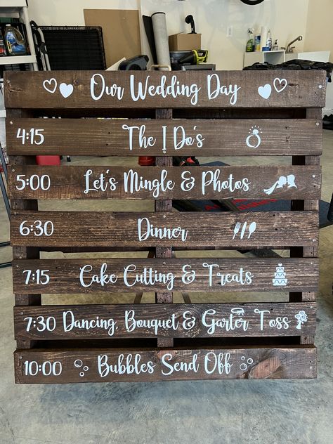 Wedding Skid Pallet Ideas, Rustic Farm Wedding Reception, Diy Fall Wedding Decorations Budget, Western Wedding On A Budget, Small Country Wedding Ideas, Cheap Western Wedding Ideas, Diy Western Wedding Decorations, Fall Wedding Ideas On A Budget, Signs At Weddings