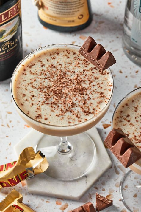 Inspired by the iconic Swiss chocolate, this rum based flip cocktail is made with Baileys, Frangelico and Kahlua. This sweet and creamy chocolate cocktail perfectly mimics the subtle flavors of honey and almond nougat you've grown to love with Toblerone chocolates. Tiramisu Cocktail, Toblerone Cocktail, Flip Cocktail, Baileys Dessert, Liqueur Cocktails, Banana Cocktails, Dessert Cocktails, Toblerone Chocolate, Chocolate Baileys