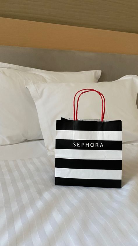 Sephora Bag, Aesthetic Gifts, Shopping Pictures, Wish Board, Hijab Fashion Inspiration, Aesthetic Themes, Happy Places, Dream Life, Sephora