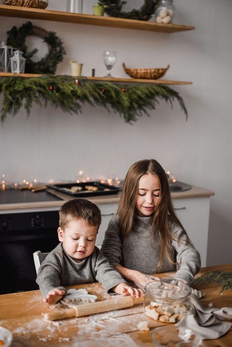 Christmas Cookie Photo Shoot, Christmas Family Photoshoot, Perfect Pictures, Digital Photo Album, Xmas Photos, Family Christmas Pictures, Christmas Shoot, Christmas Mini Sessions, Family Holiday Photos