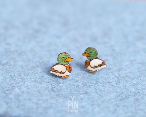 "✨ Duck earrings measuring only 1 x 0.8 cm ✨ This cute mallard ducks are crafted from wood with a stainless steel base ✨ Those funky earrings are processed within 1-3 business days 🦆🌿 Embrace the beauty of nature with our mallard duck funky earrings! 🦆🌿 These cool bird earrings are a charming addition to any outfit, whether you're a nature enthusiast, a duck hunter, or simply a lover of quirky accessories. Crafted with attention to detail, each earring features an adorable mallard duck design, capturing the spirit of these magnificent birds in a fun and stylish way. 🌈🦆 Measuring 1x0.8 cm (3/8\" x 1/4\"), these studs are small and lightweight, making them comfortable to wear throughout the day. Made with high-quality materials, these funky earrings are both stylish and safe for kids a Fun Earrings Studs, Duck Themed Gifts, Cute Earrings Studs, Duck Accessories, Birds Earrings, Silly Earrings, Duck Earrings, Quirky Accessories, Mallard Ducks