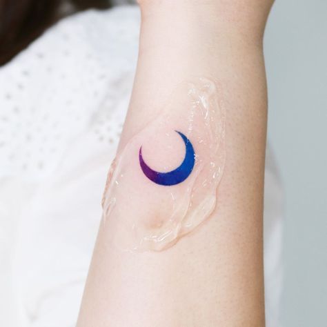 Blue Crescent Moon Tattoo, Cresent Tattoo Designs, Blue Moon Tattoo Ideas, Upside Down Moon Tattoo, Colored Moon Tattoo, Moon Color Tattoo, Purple Moon Tattoo, Cresent Moon Tatoos, Color Moon Tattoo