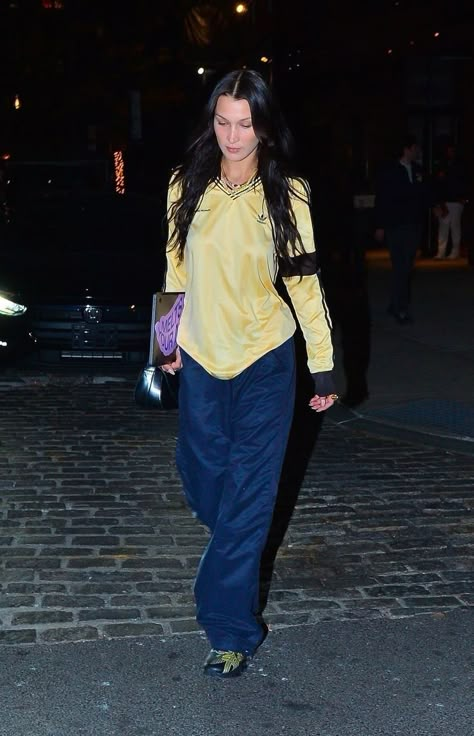 Yellow Shirt Outfit, Bella Hadid Street Style, Sport Look, Models Off Duty Style, Bella Hadid Outfits, Bella Hadid Style, Hadid Style, Football Outfits, Celebrity Street Style