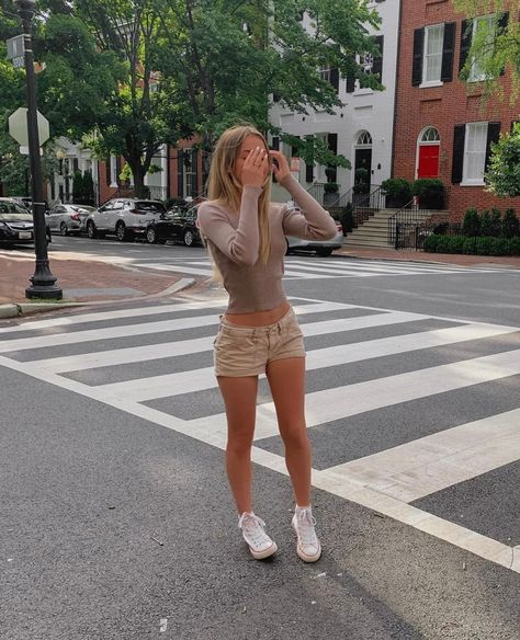 Low Waist Skirt Outfits, Low Converse Outfit, Low Rise Shorts Outfits, Aesthetic 2000s Outfits, Converse Outfit Summer, Low Waist Shorts, High Top Converse Outfits, Low Waist Skirt, Blonde Hair Girl